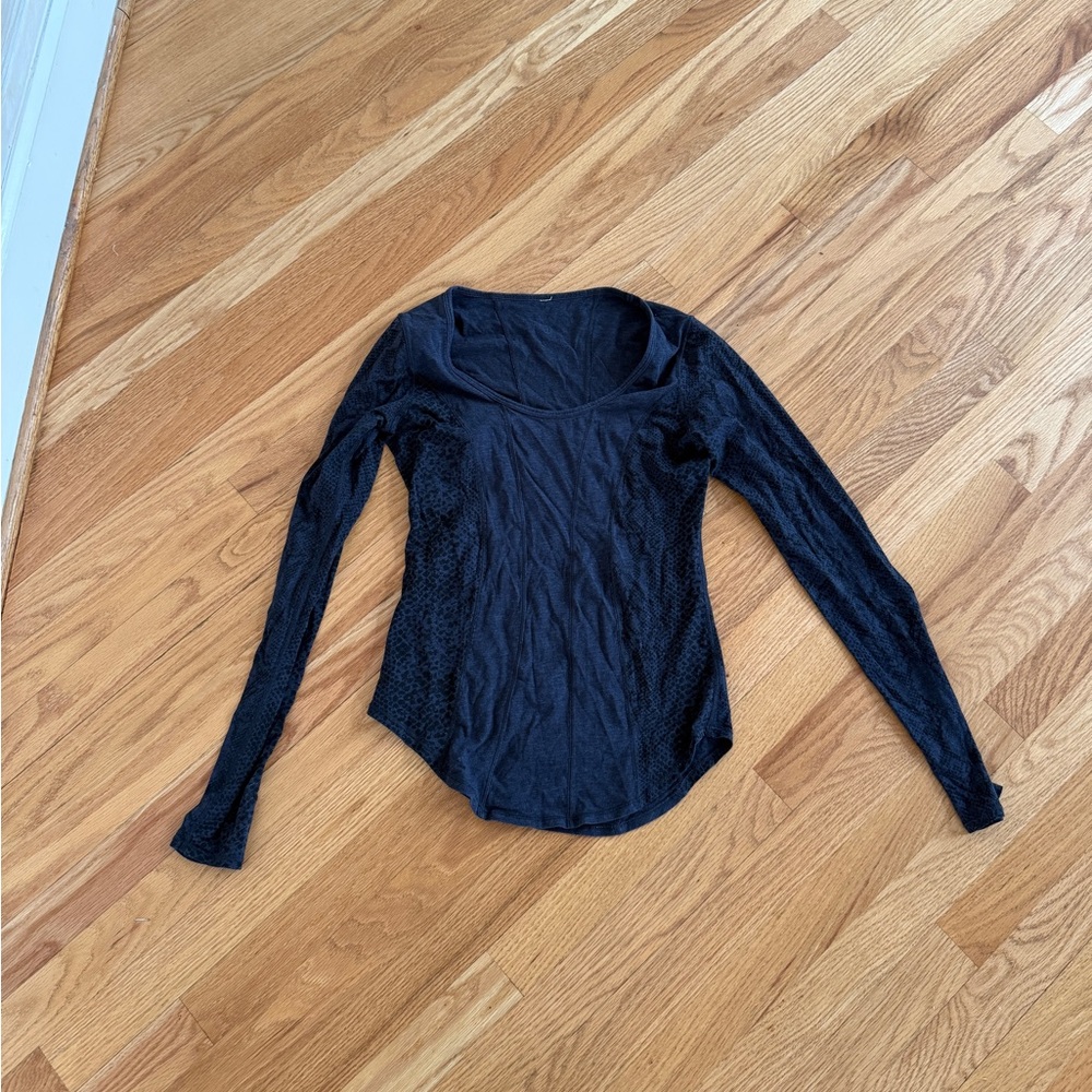 Lululemon long sleeve v neck top blue gray with snake print